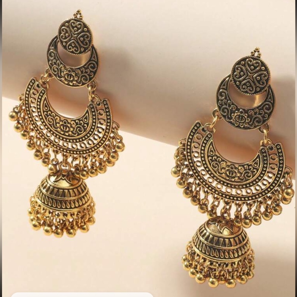 Dangling beautiful Earrings, gold tone